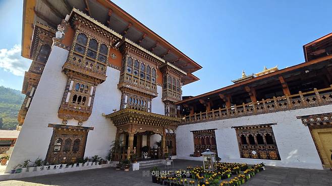 푸나카 종의 역대 종정들의 사리를 모신 전각