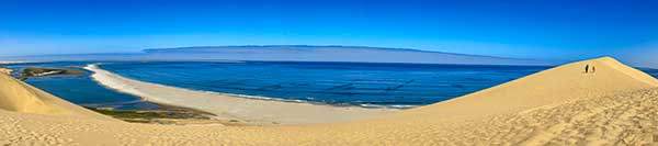 사구의 가장 높은 지점까지 걸어 올라서자, 한쪽에는 끝없는 사막이, 다른 한쪽에는 푸른 바다가 동시에 시야에 들어온다. 사막과 바다가 마주 보는 순간이다.