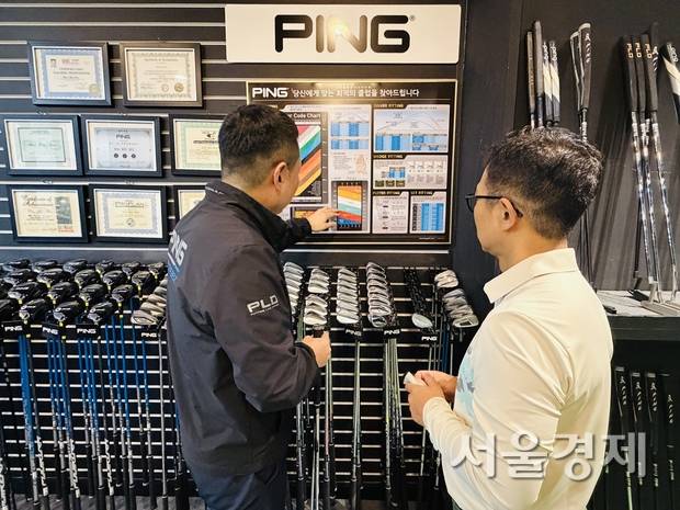 핑골프의 조승진(왼쪽) 차장이 권기범씨에게 그립 사이즈에 대해 설명하고 있다.