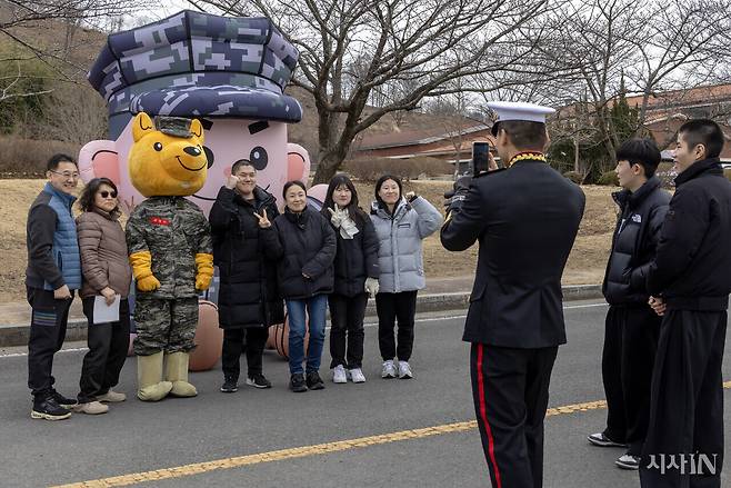 해병 1326기 입영식을 앞두고 수원에서 온 입영 군인의 가족들이 기념 사진을 찍고 있다. ⓒ시사IN 조남진