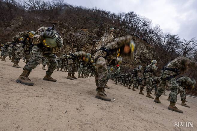 극기주 훈련에 돌입한 해병 1325기 훈련병들이 암벽 강하 훈련에 앞서 PT 체조를 하고 있다. ⓒ시사IN 조남진