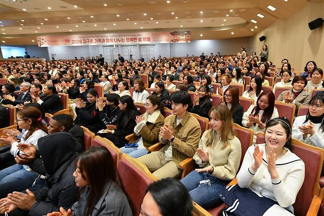 위러브유가 마련한 설맞이 행사에서 각국 외교관, 외국인 유학생, 다문화가족 등 지구촌 가족들이 한국 전통문화를 체험하고 명절 음식을 나누며 행복한 시간을 함께했다.