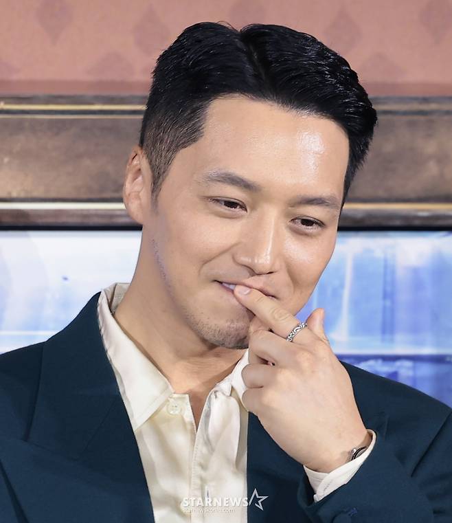 (서울=뉴스1) 권현진 기자 = 배우 변요한이 12일 오전 서울 강남구 코엑스 메가박스에서 열린 넷플릭스 영화 '파반느' 제작보고회에 참석해 문상민과의 키스신 질문을 받고 있다. '파반느'는 마음의 문을 닫고 살아가던 세 사람이 서로에게 빛이 되어주며 삶과 사랑을 마주하게 되는 영화이다. 2026.2.12/뉴스1 Copyright (C) 뉴스1. All rights reserved. 무단 전재 및 재배포, AI학습 이용 금지. /사진=(서울=뉴스1) 권현진 기자