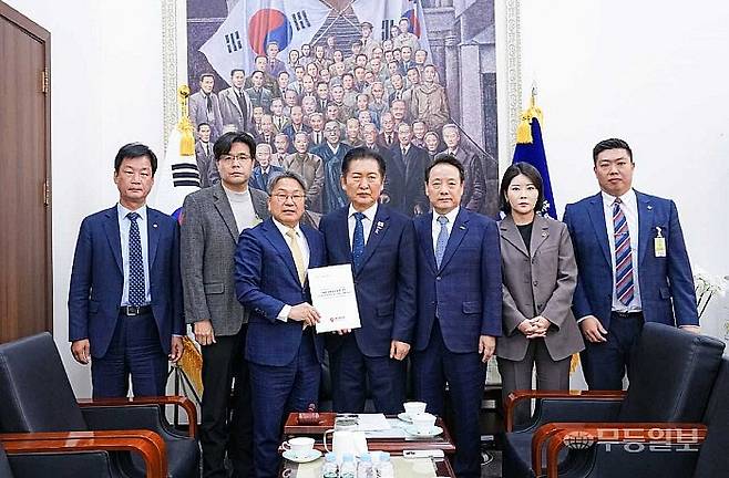 강기정 광주시장이 2025년 10월 22일 오전 국회에서 정청래 더불어민주당 대표를 만나 이재명 대통령의 핵심 공약이자 국정운영 5개년 계획에 포함된 ‘국가AI컴퓨팅센터 광주 설립 이행을 촉구하는 성명서’를 전달했다. 광주시