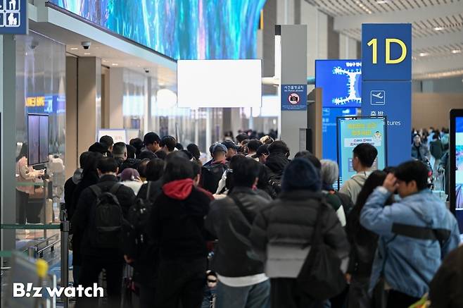 설 연휴를 하루 앞둔 13일 인천국제공항 출국장에서 공항이용객들이 출국 수속을 하고 있다./사진=이명근 기자 qwe123@
