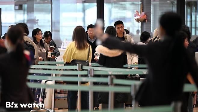설 연휴를 하루 앞둔 13일 인천국제공항 출국장에서 공항이용객들이 출국 수속을 하고 있다./사진=이명근 기자 qwe123@