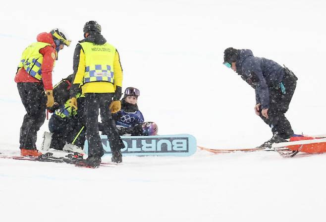 12일(현지시간) 이탈리아 리비뇨 스노파크에서 열린 2026 밀라노코르티나담페초 동계올림픽 스노보드 여자 하프파이프 결승에서 최가온이 1차시기 크게 넘어진 뒤 일어나고 있다. 사진=연합뉴스
