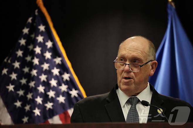 백악관 '국경의 차르' 톰 호먼이 12일(현지시간) 미네소타주 미니애폴리스에 위치한 연방청사에서 기자회견을 하고 있다. 2026.02.12. ⓒ 로이터=뉴스1