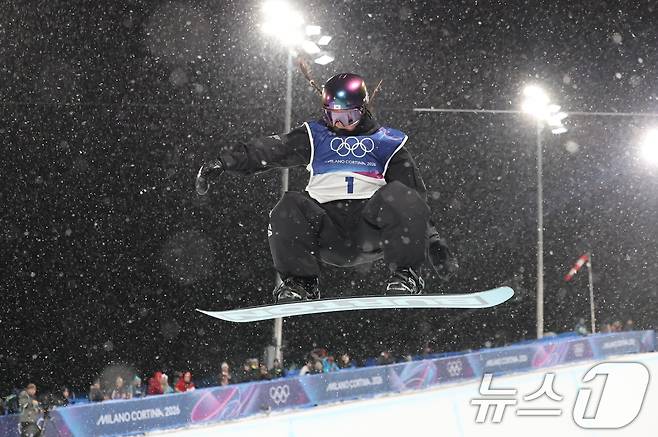 스노보드 최가온이 12일(현지시간) 이탈리아 리비뇨 스노파크에서 열린 2026 밀라노·코르티나담페초 동계올림픽 스노보드 여자 하프파이프 결선 1차전에 출전해 경기를 펼치고 있다. 2026.2.13 ⓒ 뉴스1 김진환 기자