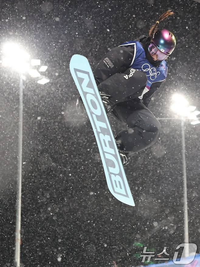 스노보드 최가온이 12일(현지시간) 이탈리아 리비뇨 스노파크에서 열린 2026 밀라노·코르티나담페초 동계올림픽 스노보드 여자 하프파이프 결선 1차전에 출전해 경기를 펼치고 있다. 2026.2.13 ⓒ 뉴스1 김진환 기자