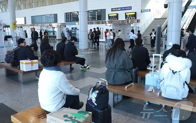설 연휴를 앞둔 13일 울산 남구 태화강역에서 귀성객들이 기차 도착 시간을 기다리고 있다. 2026.2.13/뉴스1 ⓒ 뉴스1 김세은 기자