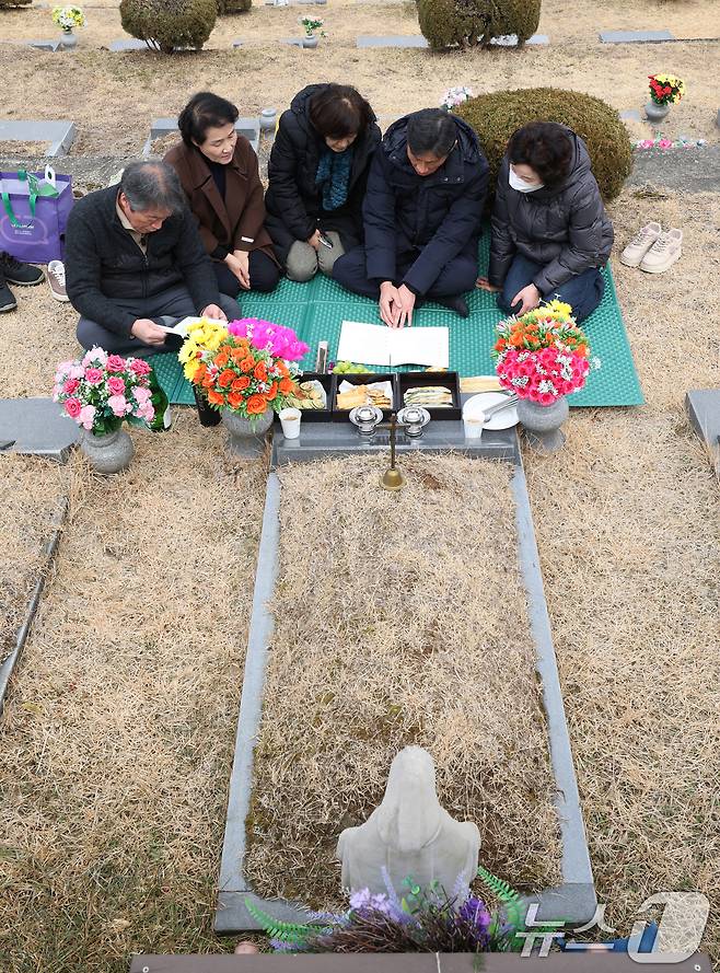 설 연휴를 하루 앞둔 13일 경기 용인시 처인구 천주교용인공원묘원에서 성묘객들이 가족의 묘를 찾아 성묘를 하고 있다. 2026.2.13 ⓒ 뉴스1 김영운 기자