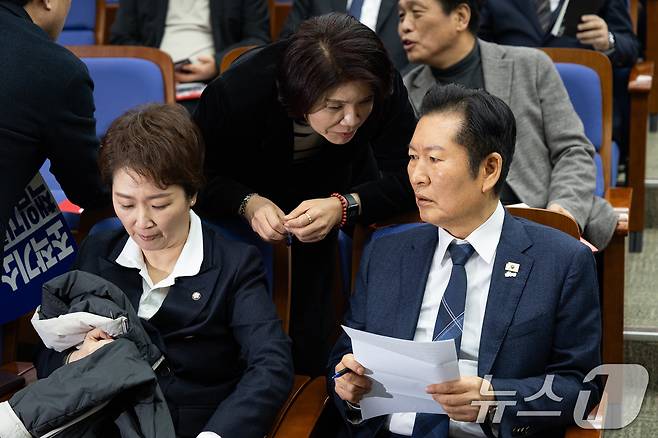 정청래 더불어민주당 대표와 한정애 정책위의장이 지난 5일 서울 여의도 국회에서 열린 정책의원총회에서 대화하고 있다. 왼쪽은 이언주 최고위원. 2026.2.5 ⓒ 뉴스1 유승관 기자