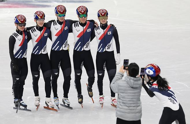 2026 밀라노-코르티나담페초 동계올림픽 개막을 이틀 앞둔 4일(현지시간) 밀라노 아이스스케이팅 아레나에서 한국 남자 쇼트트랙 황대헌(오른쪽 두번째)과 임종언(왼쪽 두번째) 등이 기념사진을 찍고 있다. 사진 | 연합뉴스