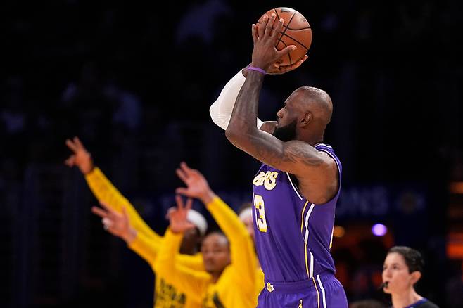 레이커스 제임스가 미국 캘리포니아주 LA 크립토닷컴 아레나에서 열린 2025~2026 NBA 정규시즌 댈러스전에서 슛을 시도하고 있다. 사진 | LA=AP 연합뉴스