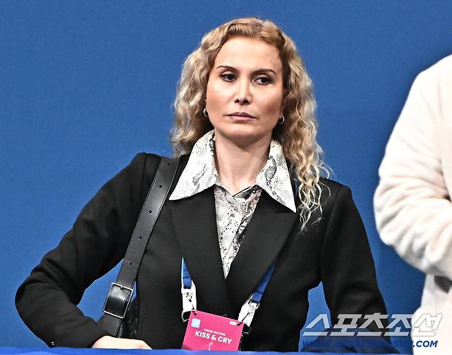 8일 이탈리아 밀라노 아이스스케이팅 아레나에서 열린 피겨 팀이벤트 남자싱글. 연기를 펼치고 있는 조지아 애가지 니카의 코치로 올림픽 나선 투트베리제. 밀라노(이탈리아)=송정헌 기자songs@sportschosun.com/2026.02.08/