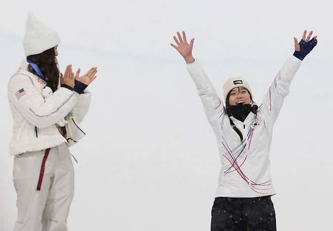 세대 교체
(리비뇨=연합뉴스) 신준희 기자 = 12일(현지시간) 이탈리아 리비뇨 스노파크에서 열린 2026 밀라노-코르티나담페초 동계올림픽 스노보드 여자 하프파이프 결승에서 금메달을 따낸 최가온이 시상대에 오르며 기뻐하고 있다.
왼쪽은 은메달을 딴 미국 클로이 김. 2026.2.13
