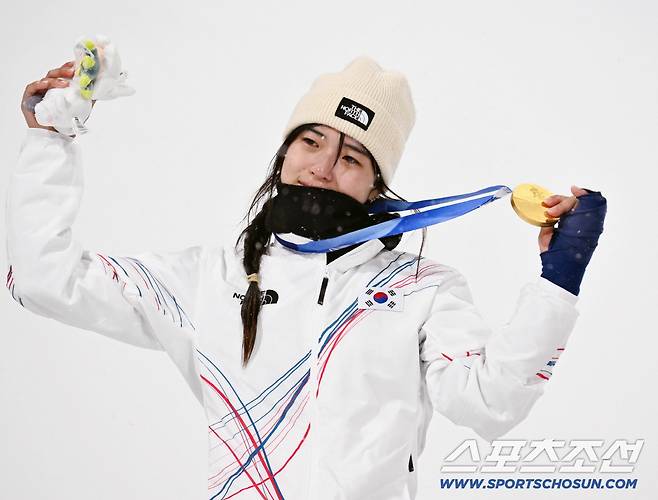 13일(한국시간) 이탈리아 리비뇨 스노파크에서 열린 스키 스노보드 여자 하프파이프 결선에서 최가온이 90.25점을 획득해 금메달을 차지했다. 시상식에서 눈물을 흘리고 있는 최가온. 리비뇨(이탈리아)=송정헌 기자songs@sportschosun.com/2026.02.13/