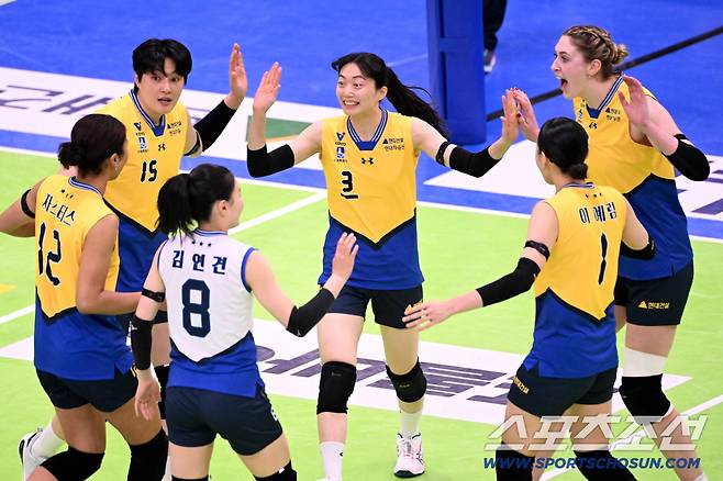 3일 수원실내체육관에서 열린 V리그 여자부 현대건설과 도로공사의 경기. 현대건설 선수들이 득점을 성공한 후 기뻐하고 있다. 수원=허상욱 기자wook@sportschosun.com/2026.02.13/