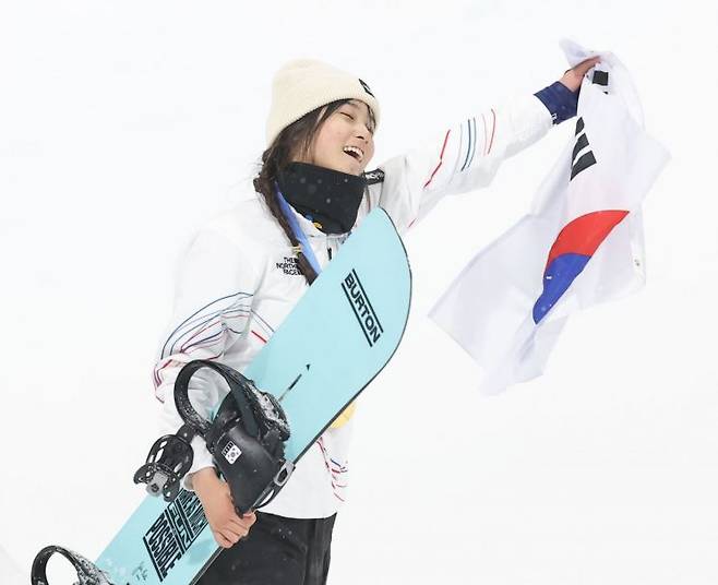 13일 이탈리아 리비뇨 스노파크에서 열린 2026 밀라노·코르티나담페초 동계 올림픽 스키 스노보드 여자 하프파이프 결선에서 90.25점을 획득해 금메달을 획득한 한국 최가온이 시상식을 마친 뒤 기뻐하고 있다. 연합뉴스