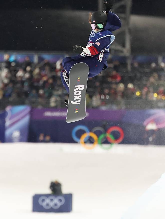 미국의 클로이 김이 12일(현지시간) 이탈리아 리비뇨 스노파크에서 열린 2026 밀라노·코르티나담페초 동계올림픽 스노보드 여자 하프파이프 결선 2차전에 출전해 경기를 펼치고 있다. 뉴스1