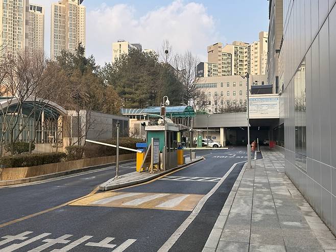 전기차 인프라 위주로 조성된 금천구청 지상 주차장 입구