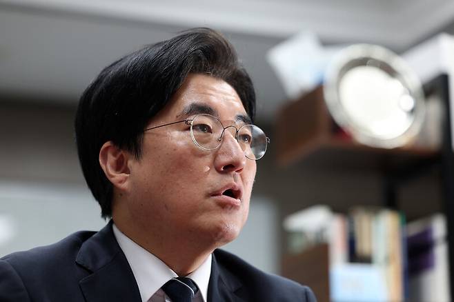 김성회 더불어민주당 의원이 10일 오후 국회 의원회관에서 한겨레와 인터뷰하고 있다. 김영원 기자 forever@hani.co.kr