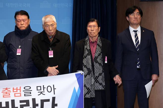 전국 45개 한국전쟁 전후 민간인 집단학살 사건 희생자 유족회 및 유관 단체 관계자들이 6일 오후 국회 소통관에서 기자회견을 열고 제3기 진실화해위 출범을 맞아 정부와 국회에 바라는 점을 밝히는 가운데 김성회 더불어민주당 의원(맨 오른쪽)이 올해 95살인 한국전쟁 경주유족회 김하종 회장의 손을 잡고 함께 서 있다. 김영원 기자 forever@hani.co.kr