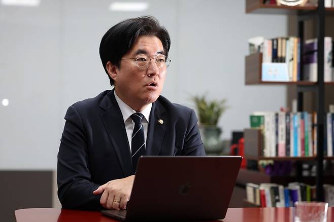 김성회 더불어민주당 의원이 10일 오후 국회의원회관에서 한겨레와 인터뷰하고 있다. 김영원 기자 forever@hani.co.kr