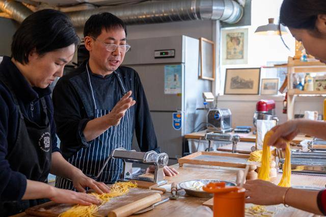 노순배(왼쪽 두 번째) 셰프가 파스타 클래스에서 수강생들에게 강의를 하고 있다.