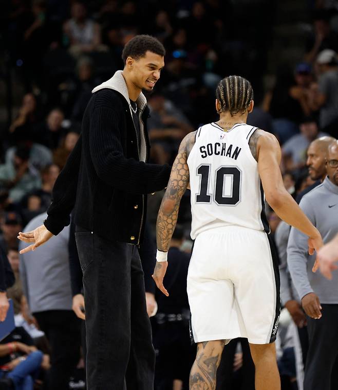 <yonhap photo-1725=""> SAN ANTONIO, TX - NOVEMBER 16: Victor Wembanyama #1 of the San Antonio Spurs, who was missing his first game of the season, greets Jeremy Sochan during game against Sacramento Kings in first half at Frost Bank Center on November 16, 2025 in San Antonio, Texas. NOTE TO USER: User expressly acknowledges and agrees that, by downloading and or using this photograph, User is consenting to terms and conditions of the Getty Images License Agreement. Ronald Cortes/Getty Images/AFP (Photo by Ronald Cortes / GETTY IMAGES NORTH AMERICA / Getty Images via AFP)/2025-11-18 10:11:41/ <저작권자 ⓒ 1980~2025 ㈜연합뉴스. 무단 전재 재배포 금지, AI 학습 및 활용 금지></yonhap>