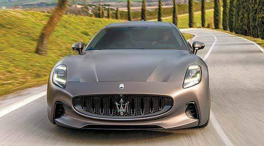 높은 한계 속도에서도 안정적으로 코너링을 즐길 수 있는 마세라티 그란투리스모 폴고레.