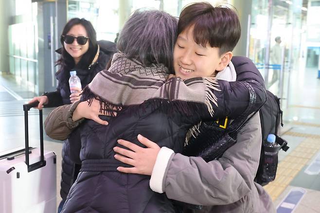 본격적인 설 귀성이 시작된 13일 고향을 찾은 한 가족이 부산역에서 기다리던 가족을 만나 포옹하며 정을 나누고 있다. 송봉근 객원기자
