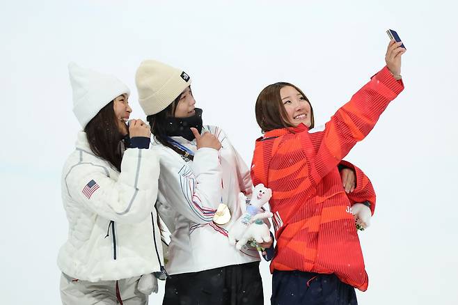 13일 스노보드 여자 하프파이프 시상식에서 금메달 최가온(대한민국), 은메달 클로이 김(미국), 동메달 오노 미츠키(일본)가 갤럭시 Z 플립7 올림픽 에디션으로 빅토리 셀피를 찍고 있다. 사진 삼성전자