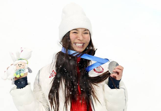 12일(현지시간) 이탈리아 리비뇨 스노파크에서 열린 2026 밀라노-코르티나담페초 동계올림픽 스노보드 여자 하프파이프 결선에서 은메달을 획득한 미국의 클로이 김이 환한 미소를 짓고 있다. 뉴스1