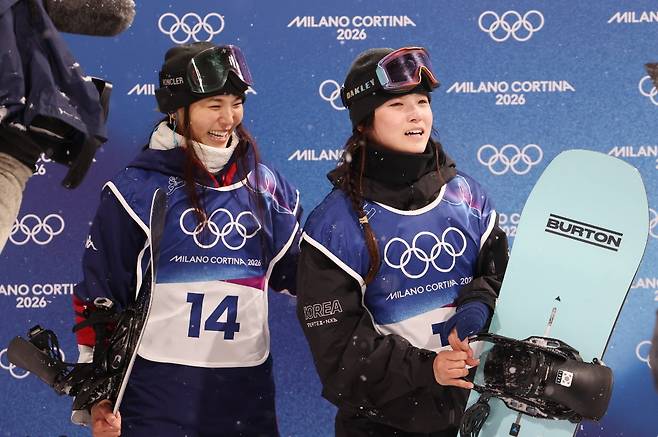 12일(현지시간) 이탈리아 리비뇨 스노파크에서 열린 2026 밀라노·코르티나담페초 동계 올림픽 스키 스노보드 여자 하프파이프 결선에서 90.25점을 획득해 금메달을 획득한 한국 최가온이 점수를 확인한 뒤 눈물을 흘리고 있다. 왼쪽은 미국 클로이 김. /사진=연합뉴스