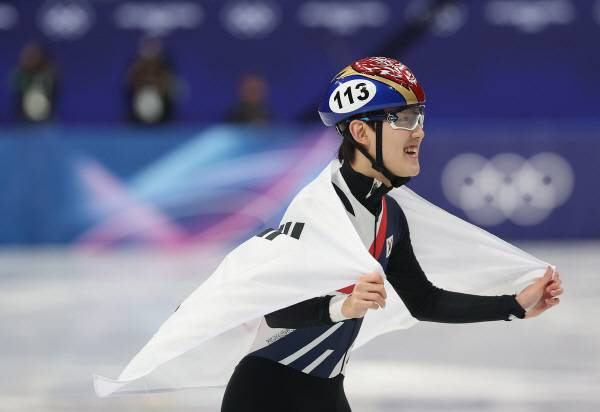 2026 밀라노ㆍ코르티나담페초 동계올림픽 쇼트트랙 남자 1000m 결승에서 동메달을 획득한 한국 임종언이 12일(현지시간) 태극기를 몸에 두르고 기뻐하고 있다. 연합뉴스