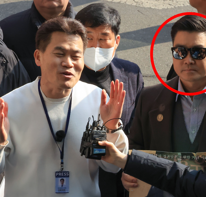 경찰 조사에 앞서 기자회견 하는 전한길 씨와 동행하는 김현태 전 707특수임무단장(오른쪽) / 사진=연합뉴스