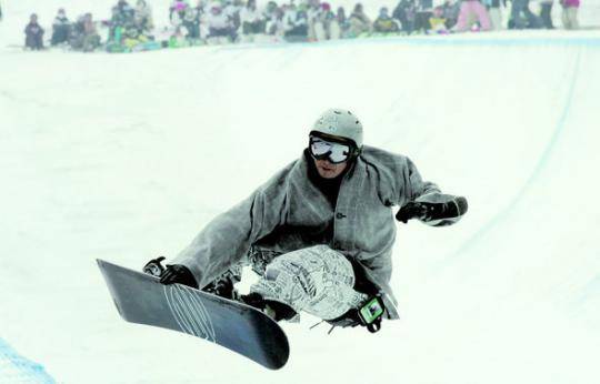 스노보드를 타고 있는 호산 스님. /사진=BBS불교방송 갈무리