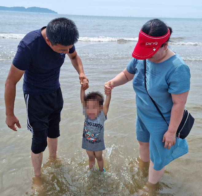 선호씨 아들과 선호씨 부모님이 함께 찍은 사진. 선호씨 아버지 제공
