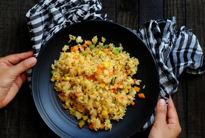 회식의 대미를 장식하는 ‘K-디저트’ 볶음밥. 하지만 정제 탄수화물 덩어리인 볶음밥은 당뇨 전단계 직장인의 췌장에 가장 치명적인 ‘독’이 될 수 있다. 게티이미지