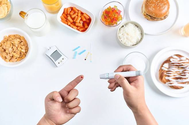젊음은 더 이상 당뇨의 방패가 아니다. 최근 3040 세대 사이에서 공복혈당 ‘100’의 경고를 무시했다가 평생 인슐린 주사를 맞는 사례가 급증하고 있다. 게티이미지