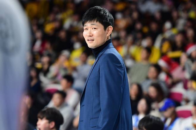 강혁 대구 한국가스공사 감독이 지난해 12월 23일 창원체육관에서 열린 2025~26 프로농구 정규시즌 창원 LG와의 원정 경기에서 선수들을 바라보고 있다. KBL 제공