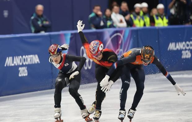 임종언(왼쪽)이 12일(현지 시간) 이탈리아 밀라노 아이스스케이팅 아레나에서 열린 2026 밀라노·코르티나담페초 동계올림픽 쇼트트랙 남자 1000m 결승에서 결승선을 통과하고 있다. 연합뉴스