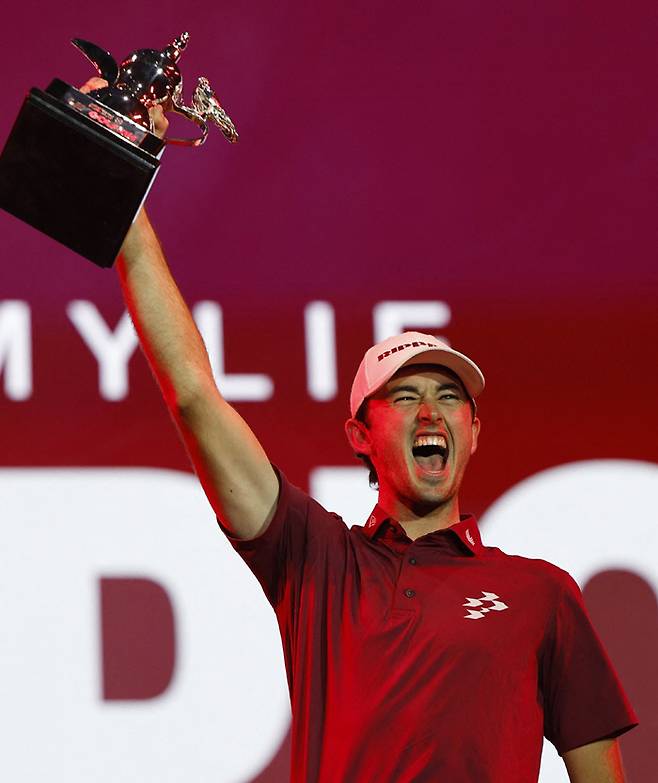 엘비스 스마일리가 지난 7일(현지시간) 사우디아라비아에서 끝난 ‘LIV 골프 리야드’에서 우승한 뒤 우승 트로피를 들어올리며 환호하고 있다. 로이터연합뉴스