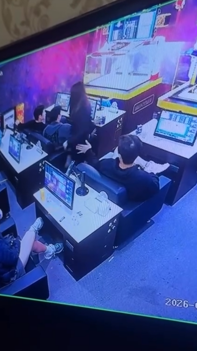 ▲ 롯데 일부 선수들이 대만 전지훈련 도중 도박장으로 보이는 장소에 출입한 사실이 논란이 됐다. 여기에 한 선수는 여직원의 신체에 손을 대는 장면이 포착됐다. 이 문제의 CCTV 화면이 유포된 계기 또한 성추행 논란에 있었다. 롯데는 우선 사실관계 파악에 들어갔다. 사실관계를 파악한 뒤 클린베이스볼센터에 알릴 방침이다.