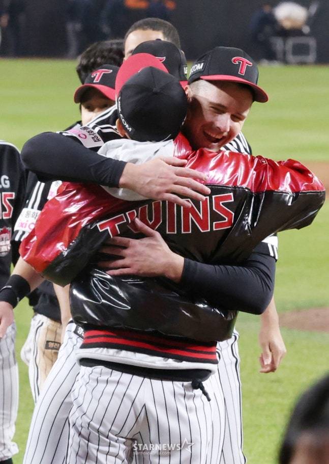 LG 톨허스트(오른쪽)가 지난해 한국시리즈 우승을 확정짓고 염경엽 감독과 뜨거운 포옹을 나누고 있다. /사진=김진경 대기자