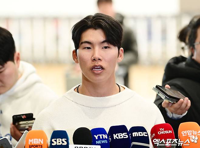 LA 다저스가 13일 키케 에르난데스와 재계약했다. 여기에 내야 자원인 케스턴 히우라를 영입하며 내야진을 강화했다. 경쟁을 펼쳐야 하는 김혜성으로선 악재다. 엑스포츠뉴스 DB