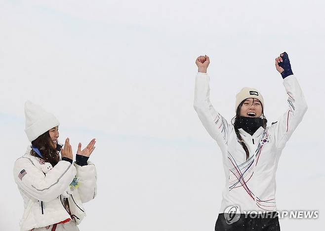 세대 교체 (리비뇨=연합뉴스) 신준희 기자 = 12일(현지시간) 이탈리아 리비뇨 스노파크에서 열린 2026 밀라노-코르티나담페초 동계올림픽 스노보드 여자 하프파이프 결승에서 금메달을 따낸 최가온이 시상대에 오르며 기뻐하고 있다.
왼쪽은 은메달을 딴 미국 클로이 김. 2026.2.13 hama@yna.co.kr