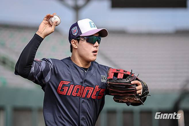 한태양이 런다운 플레이 훈련을 하고 있다. 사진 | 롯데 자이언츠